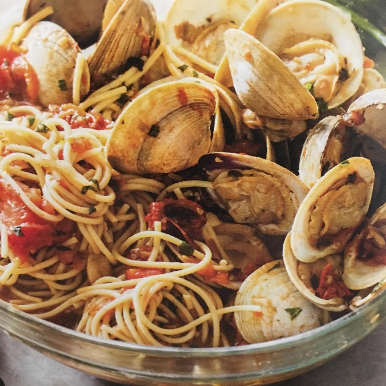 Spaghetti with clams in their shells.